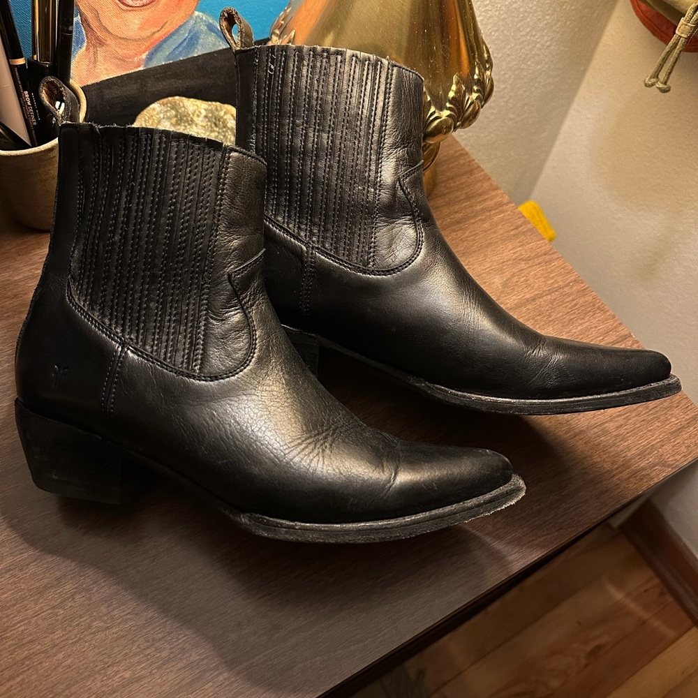 Frye SACHA CHELSEA Boot Size 9 FITS LIKE AN 8.5